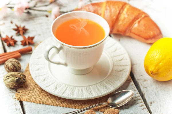 çay sıcak bir içecek olduğunu