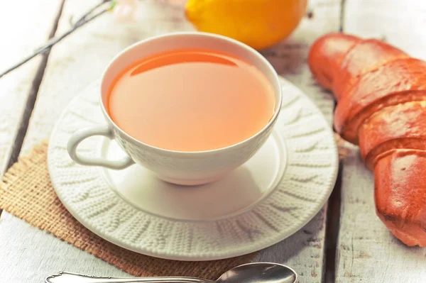 çay sıcak bir içecek olduğunu