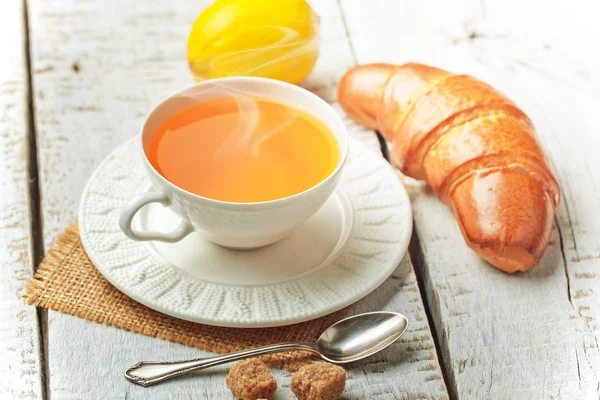 çay sıcak bir içecek olduğunu