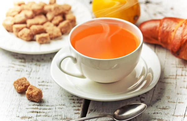 çay sıcak bir içecek olduğunu