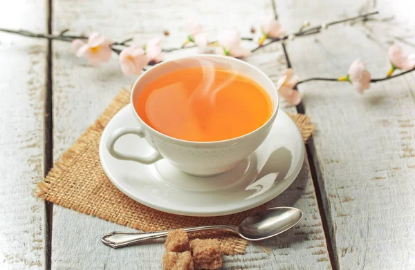 çay sıcak bir içecek olduğunu