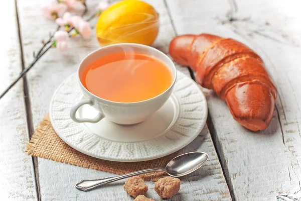 çay sıcak bir içecek olduğunu