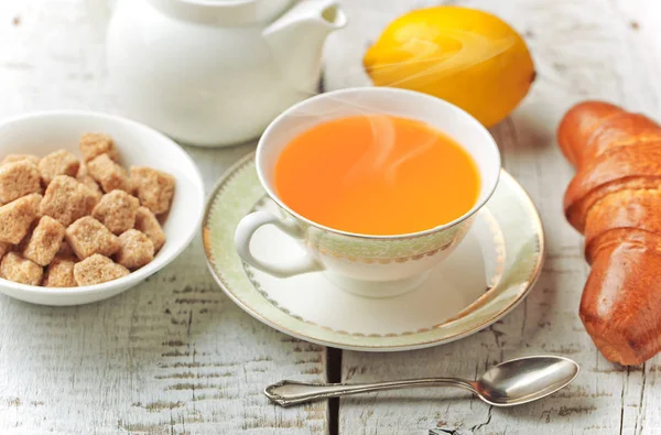 çay sıcak bir içecek olduğunu