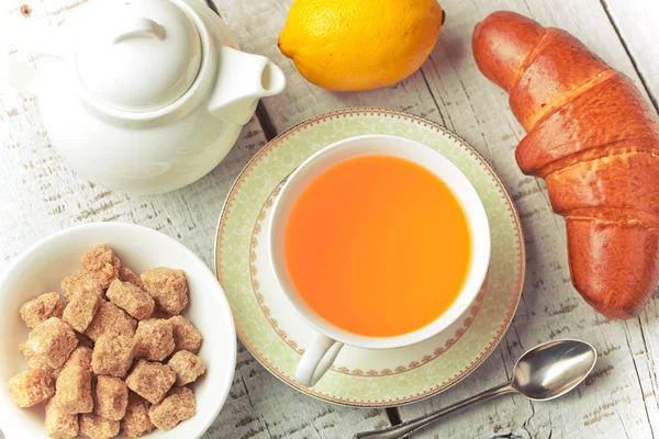 çay sıcak bir içecek olduğunu