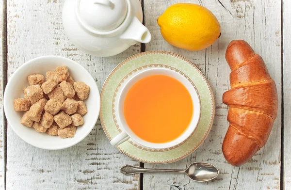 çay sıcak bir içecek olduğunu