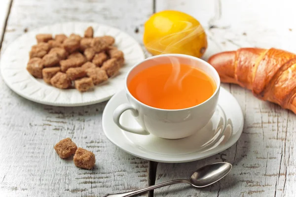 çay sıcak bir içecek olduğunu