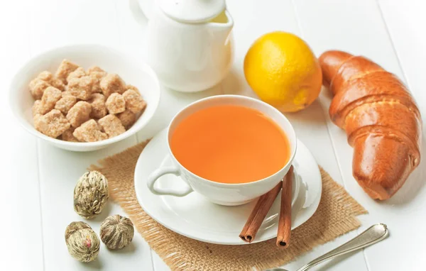 çay sıcak bir içecek olduğunu