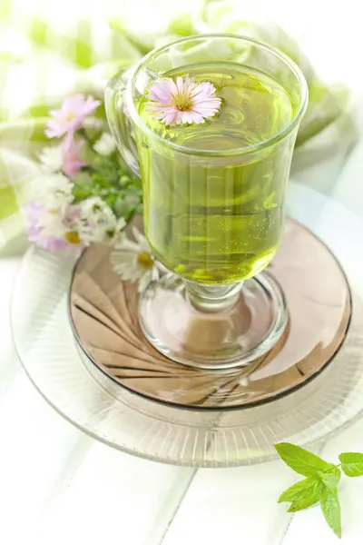 çay sıcak bir içecek olduğunu