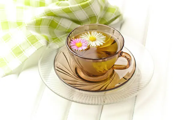 çay sıcak bir içecek olduğunu