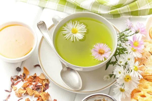 çay sıcak bir içecek olduğunu