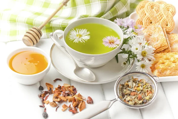 çay sıcak bir içecek olduğunu