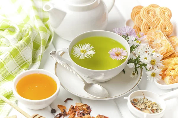 çay sıcak bir içecek olduğunu