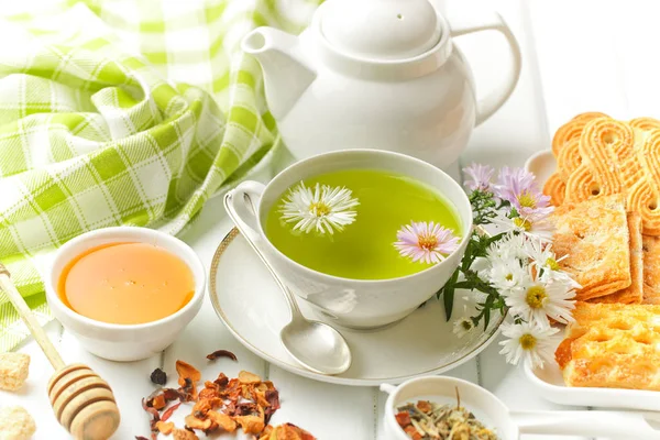 çay sıcak bir içecek olduğunu