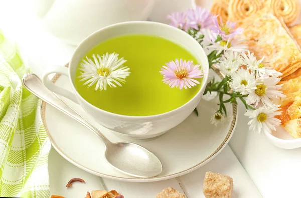 çay sıcak bir içecek olduğunu