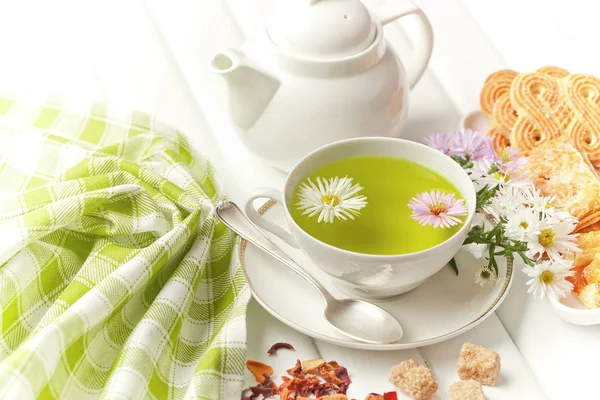 çay sıcak bir içecek olduğunu