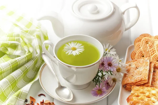 çay sıcak bir içecek olduğunu