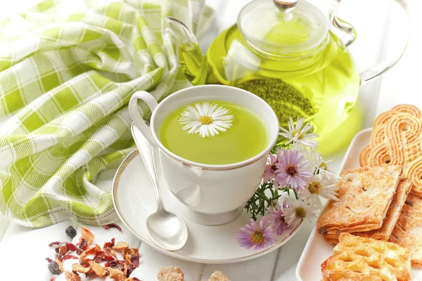 çay sıcak bir içecek olduğunu