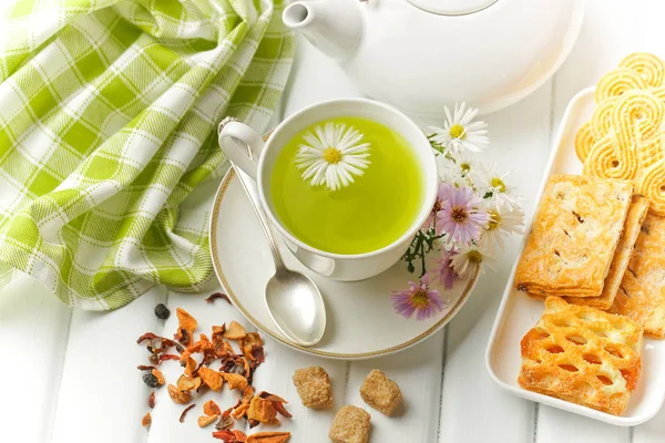 çay sıcak bir içecek olduğunu