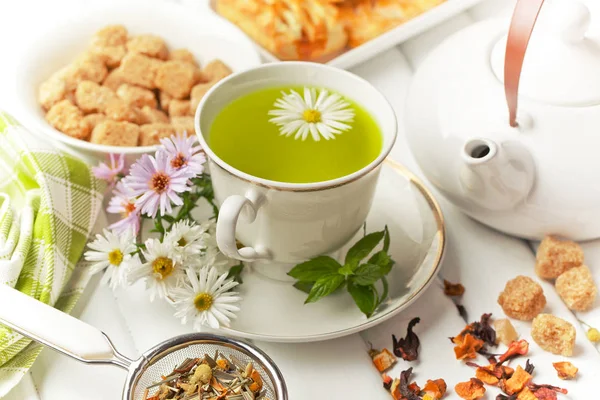 çay sıcak bir içecek olduğunu