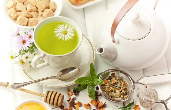 çay sıcak bir içecek olduğunu