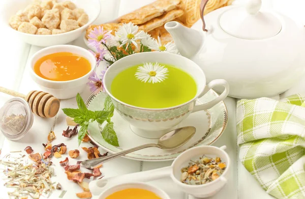 çay sıcak bir içecek olduğunu