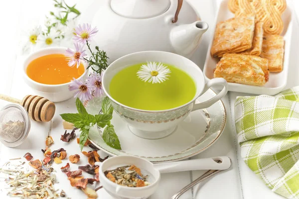 çay sıcak bir içecek olduğunu