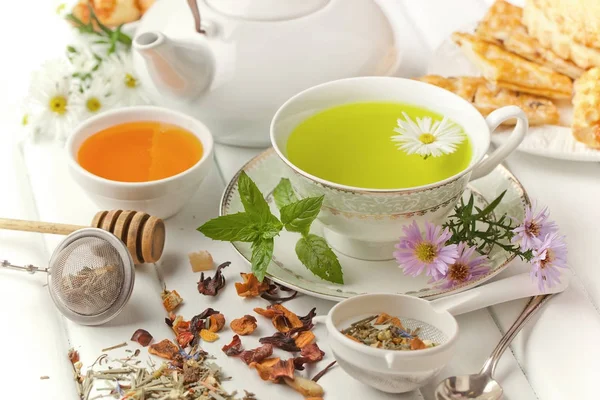 çay sıcak bir içecek olduğunu