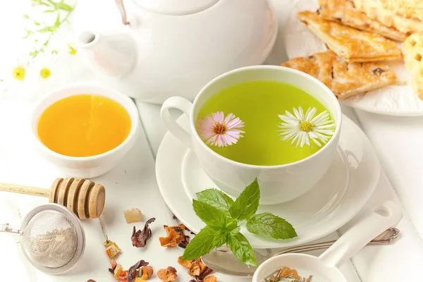 çay sıcak bir içecek olduğunu