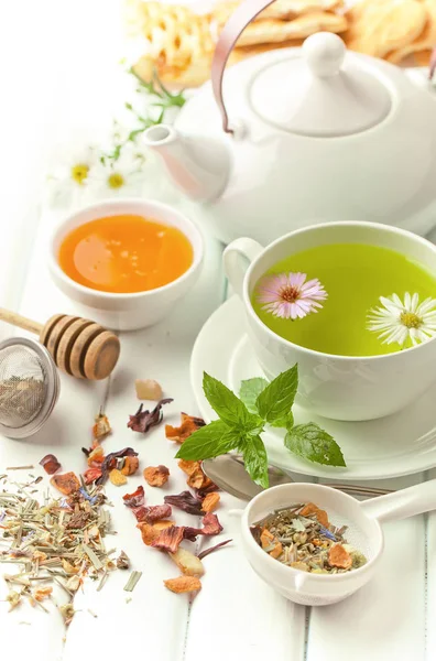 çay sıcak bir içecek olduğunu