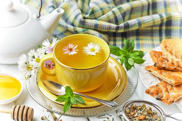 çay sıcak bir içecek olduğunu