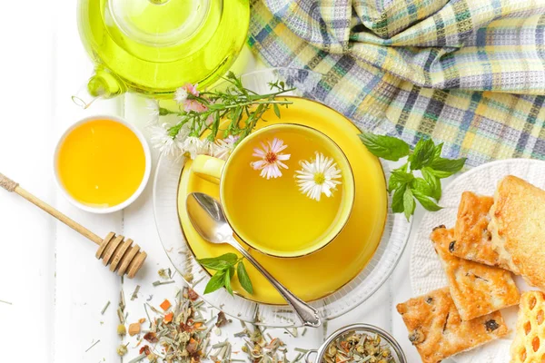 çay sıcak bir içecek olduğunu