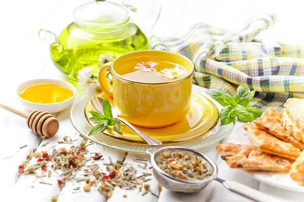 çay sıcak bir içecek olduğunu