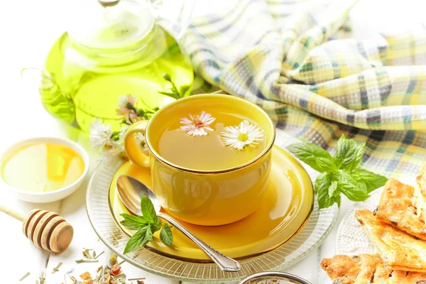 çay sıcak bir içecek olduğunu