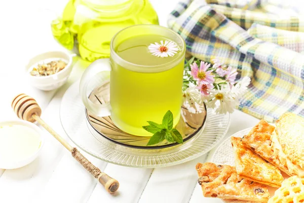 çay sıcak bir içecek olduğunu