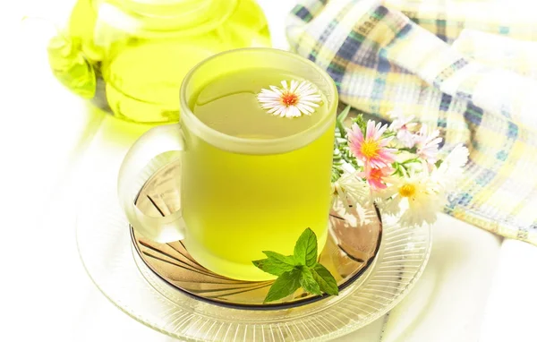 çay sıcak bir içecek olduğunu