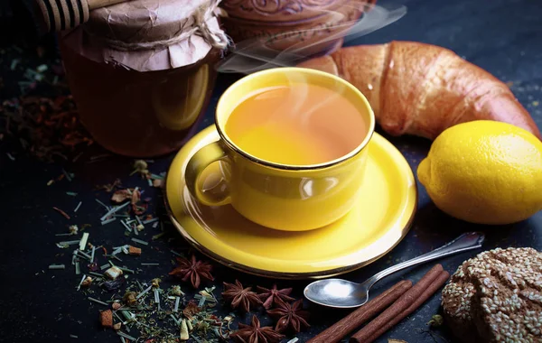 çay sıcak bir içecek olduğunu