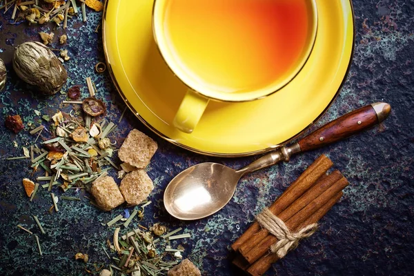 çay sıcak bir içecek olduğunu