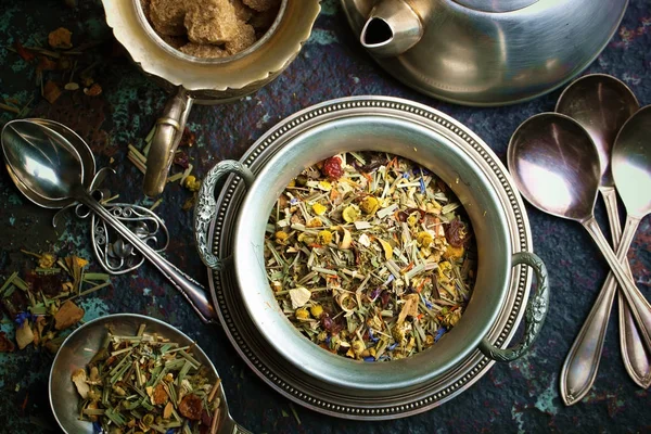 çay sıcak bir içecek olduğunu