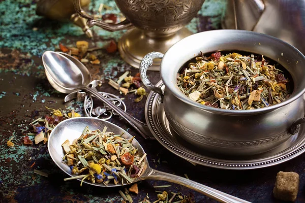 çay sıcak bir içecek olduğunu