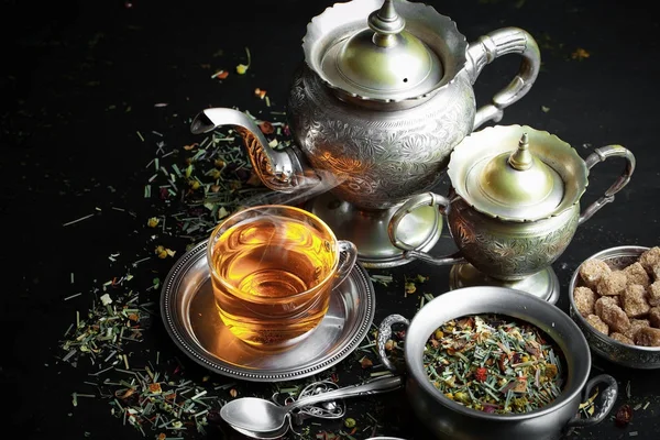 çay sıcak bir içecek olduğunu