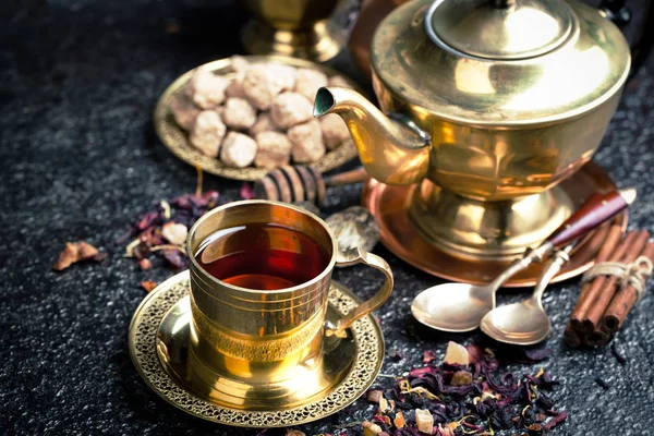 çay sıcak bir içecek olduğunu