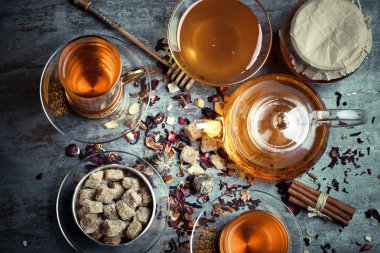 çay sıcak bir içecek olduğunu