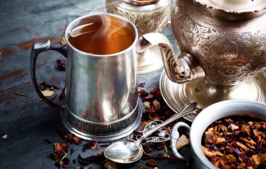 çay sıcak bir içecek olduğunu