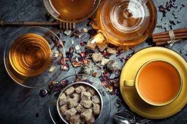 çay sıcak bir içecek olduğunu