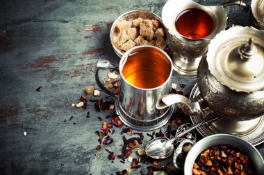 çay sıcak bir içecek olduğunu