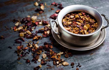 çay sıcak bir içecek olduğunu