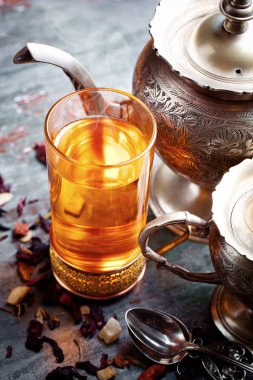 çay sıcak bir içecek olduğunu