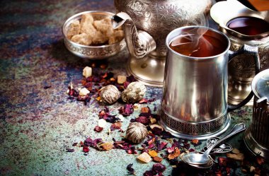 çay sıcak bir içecek olduğunu