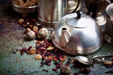 çay sıcak bir içecek olduğunu