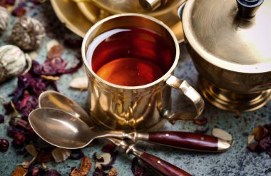 çay sıcak bir içecek olduğunu